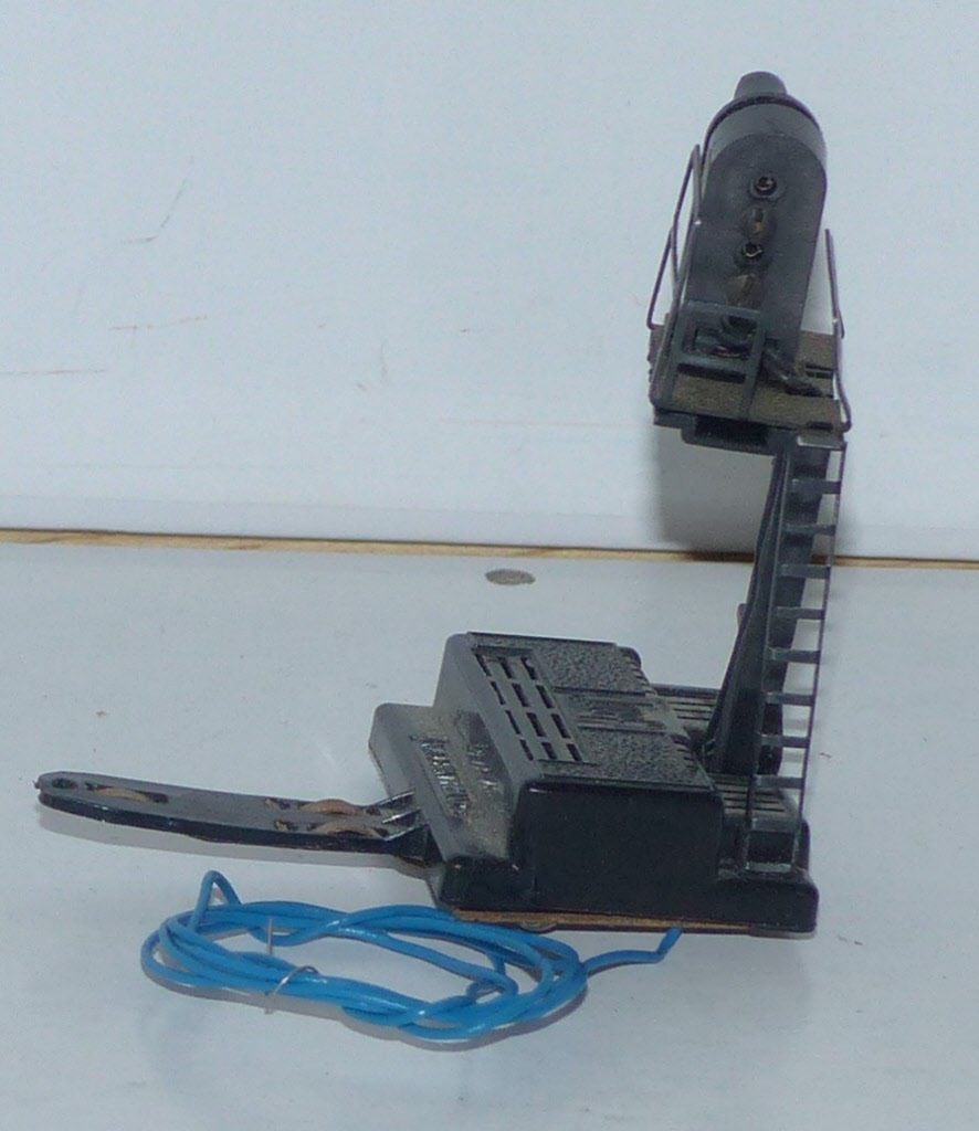 Le coffret accessoires et signaux de voies en miniatures de Jouef au H0