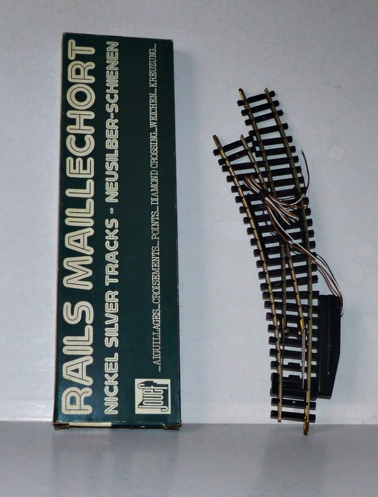 Aiguillage droit à droite 104.2mm R1 - 30°/24° - MiniTrix 14953